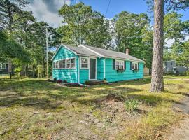 Renovated Buttermilk Cottage Steps to Beach!, hotel di Wareham