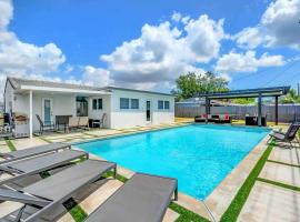 Cozy paradise, with heated pool, near Airport in Miami L16, коттедж в Майами