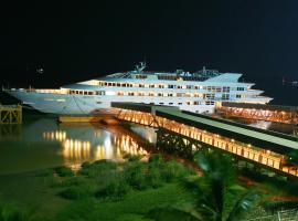 Vintage Luxury Yacht Hotel, holiday rental in Yangon