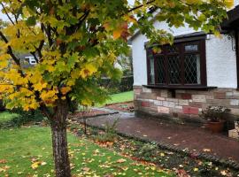 Private Bungalow, 3 double bedrooms, in Quiet Suburb 20mins from COP26, Hotel in Milngavie