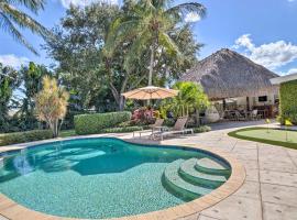 Tropical Palm Beach Escape with Outdoor Paradise!，棕櫚灘花園的小屋