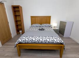 Comfortable stay in Shirley, Solihull - Room-2, gistiheimili í Solihull