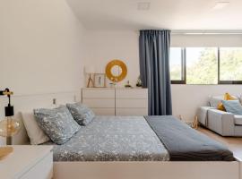 Stylish and Elegant Studio - Best View and Location in Coimbra Downton, apartmán v destinaci Coimbra