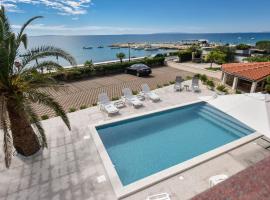 Beachfront Apartments Tolo with Pool, hotel sa Novalja