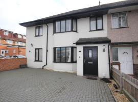 Lee's House, holiday home in Uxbridge