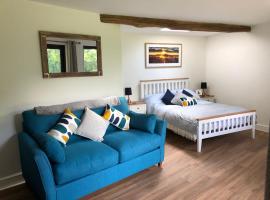 Conkers - a new bespoke rural escape near Glastonbury, hotel in Glastonbury