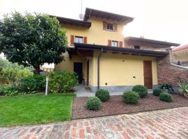 Entire accommodation with private garden near Milan and Lake Como - Free parking - Family friendly, hotel Seregnóban