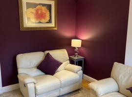 Cheerful One bedroom cottage with parking space., vila v destinaci Glasgow