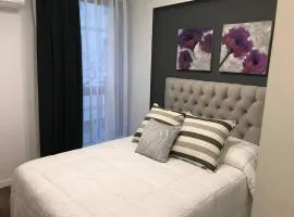 Suite in San Telmo dormitorio en suite con dos baños y balcon a la calle