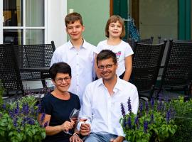 Weingut Familie Bauer, hotel with parking in Großriedenthal