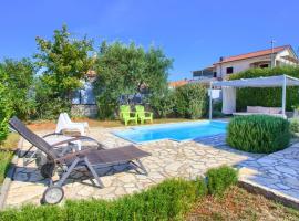 Holiday house NIKA with pool and jacuzzi, hotel en Linardići