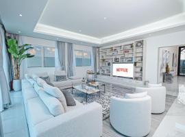 Luxury Modern White Villa on Island 9,500 sqft, hotel di lusso a Dubai