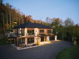 Greystone - View - 4 King Beds - SPA - Pool Table - Fireplace, hotel in Les Éboulements