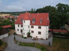 Schloß Roßdorf Ferienwohnungen & Camping, lacný hotel v destinácii Roßdorf