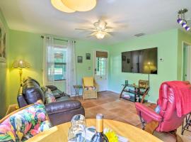 Vibrant Rockledge Home about 2 Mi to Cocoa Village!, cottage in Rockledge