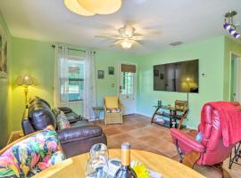 Vibrant Rockledge Home about 2 Mi to Cocoa Village!, hotel v destinaci Rockledge