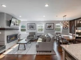 Walk to Skiing, Stunning Top Floor Condo at Park City Base, Professionally Decorated Luxury 5BR