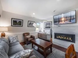 Walk to Skiing, Stunning Top Floor Condo at Park City Base, Professionally Decorated Luxury 3BR