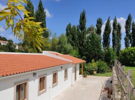 Casa Jasmim, Quinta Carmo - Alcobaça/Nazaré, budjettihotelli kohteessa Alcobaça