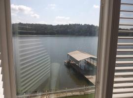 Cozy Lake Cottage with fantastic Panoramic views, hotel in Lincoln