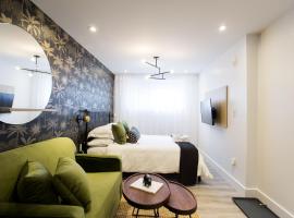 Palms Little Italy Studio Retreat with full bath by Den Stays, hotel in Montreal