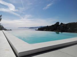 Apartments Sunny Hvar 2 - with pool, appartamento a Basina