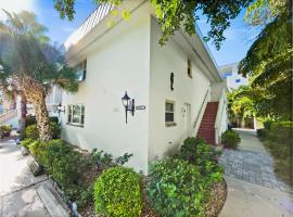 Newly Fully Updated and Modern, Short Walk to BEACH, hytte i Siesta Key