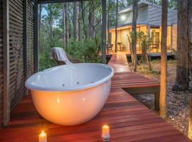 Hidden Valley Forest Retreat, hotel with jacuzzis in Carbunup