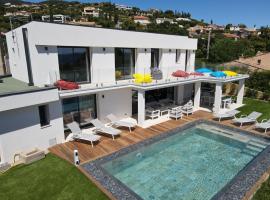 VILLA BLANCHE, hotel with jacuzzis in Cavalaire-sur-Mer