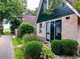 Bungalow 40 op Recreatiepark De Wielen, hotel in Sint Maarten