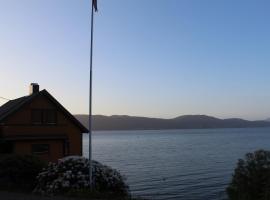 Hjelvikhytta - flott beliggenhet ved sjøen, hotel na may parking sa Hjelvik