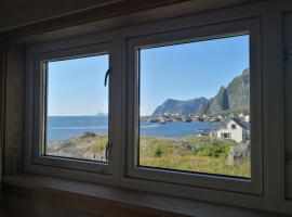 House with amazing view & location in Tind, hotel in Sørvågen