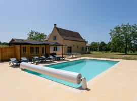 Luxury 3 Bed Home with Heated Swimming Pool Air Con and Boules Pitch, cottage in Salignac