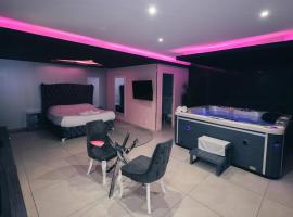 Love night Marseille jacuzzi, B&B di Le Rove