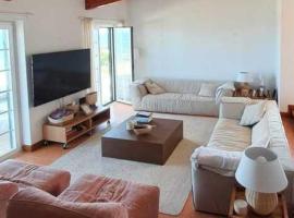 Lovely 4-Bed Villa in Colares、Adragaのホテル