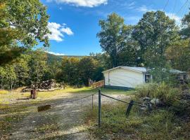 Port Jervis Home about 8 Acres with Mountain View!，傑維斯港的有停車位的飯店