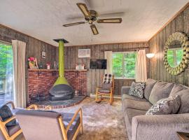 Cozy Adirondacks Cabin Walk to Lake Eaton!, hotel with parking in Jay