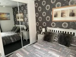 2 Bed Flat - Sleeps 3 - Parking - Wifi