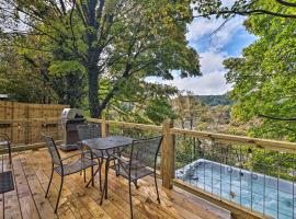 Hilltop Hideaway with Scenic Views and Hot Tub!, overnachting in West Jefferson