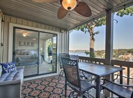 Osage Beach Condo with View, Pool and Lake Access, lejlighed i Osage Beach