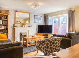 Large 4 Bedroom House in Central Coventry, Ferienwohnung in Walsgrave on Sowe