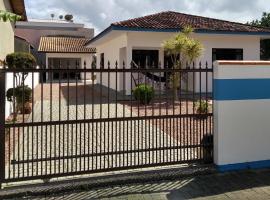 CASA LAR - Curta com a Família- A hora é agora, Venha, holiday home in Porto Belo