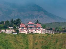 StayVista's Dazzle - Unwind in a Mountain-City View Villa with A Pool and Indoor Activities, villa i Karjat