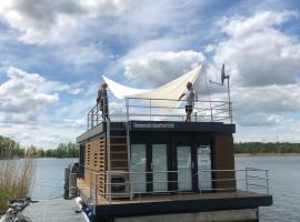 Schwimmende Ferienwohnung, Hausboot Urlaub als Festlieger am Steg, Ferienunterkunft in Zehdenick