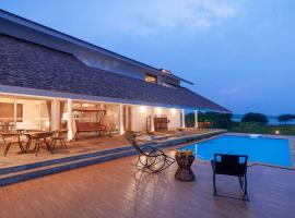 StayVista's Eva Villa - Lakeside Luxury with Modern Decor, Pool & Expansive Lawn - Near Sula، فندق في ناشيك