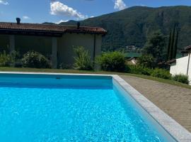 Bellissimo appartamento con giardino sul lago di Lugano, хотел с басейни в Моркоте