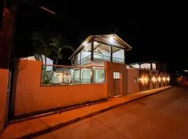 Casa com Piscina Jacuzi e Salão de Jogos