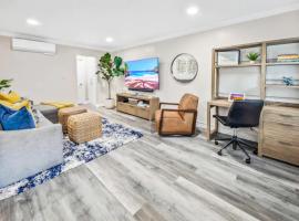 Luxury Condo E Bikes 3Blks2Beach 75inch4kTV KingBed, ξενοδοχείο σε Huntington Beach