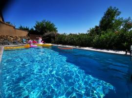 Magnifique gite en pierres 6 personnes avec piscine privee Ardeche plein sud, hotell med parkeringsplass i Lablachère