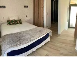 Chambre avec salle de bains privative